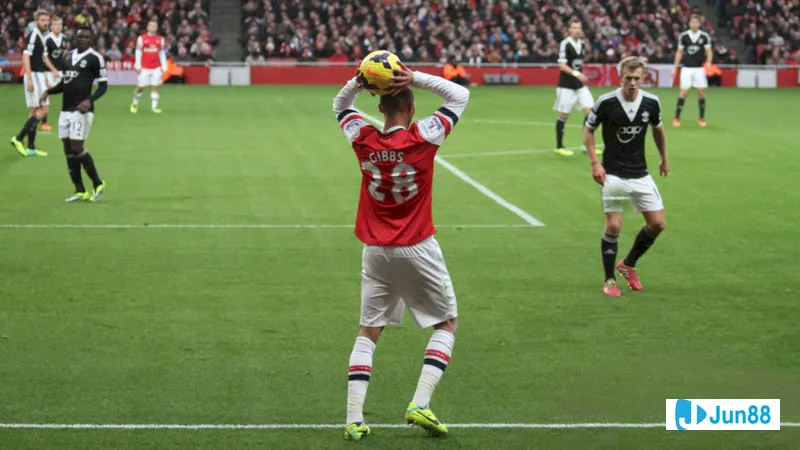 Ném biên bóng đá tạo ra thời cơ