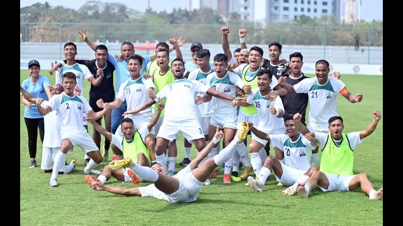 Cầu thủ Meghalaya chuyền bóng cho đồng đội trước Services Cầu thủ Meghalaya chuyền bóng cho đồng đội trước Services