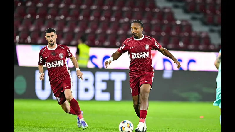 Cầu thủ UTA Arad và Rapid Bucuresti đối đầu trên sân Cầu thủ UTA Arad và Rapid Bucuresti đối đầu trên sân