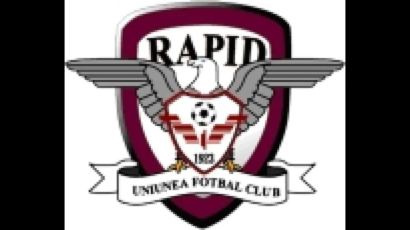 Cầu thủ Rapid Bucuresti tung cú đá mạnh vào khung thành của UTA Arad Cầu thủ Rapid Bucuresti tung cú đá mạnh vào khung thành của UTA Arad