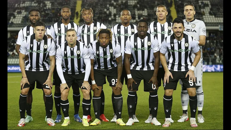 Cầu thủ Udinese chiến đấu gắt gao với Verona trong trận đấu gay cấn. Cầu thủ Udinese chiến đấu gắt gao với Verona trong trận đấu gay cấn.